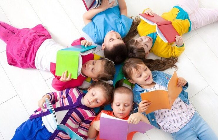 Kitap okuyan çocuklar